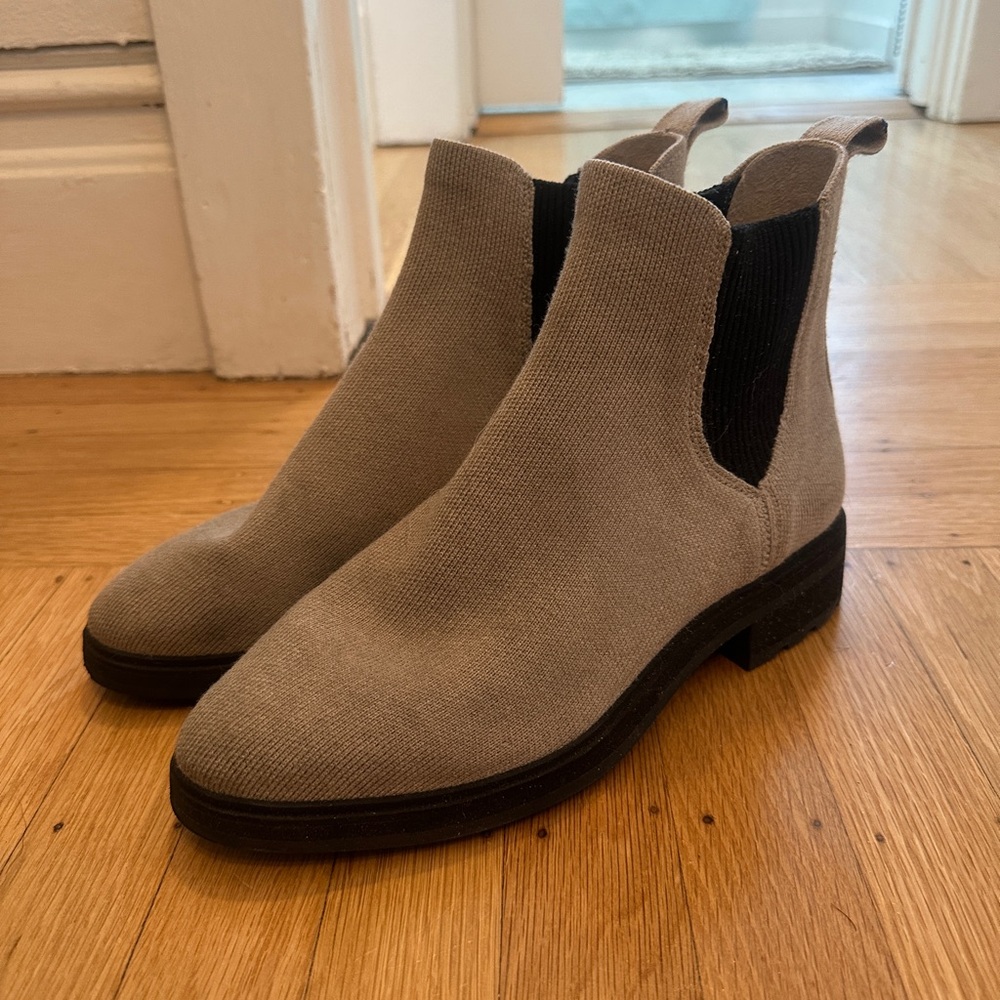 Rothy’s Chelsea boot in Gray, size 9